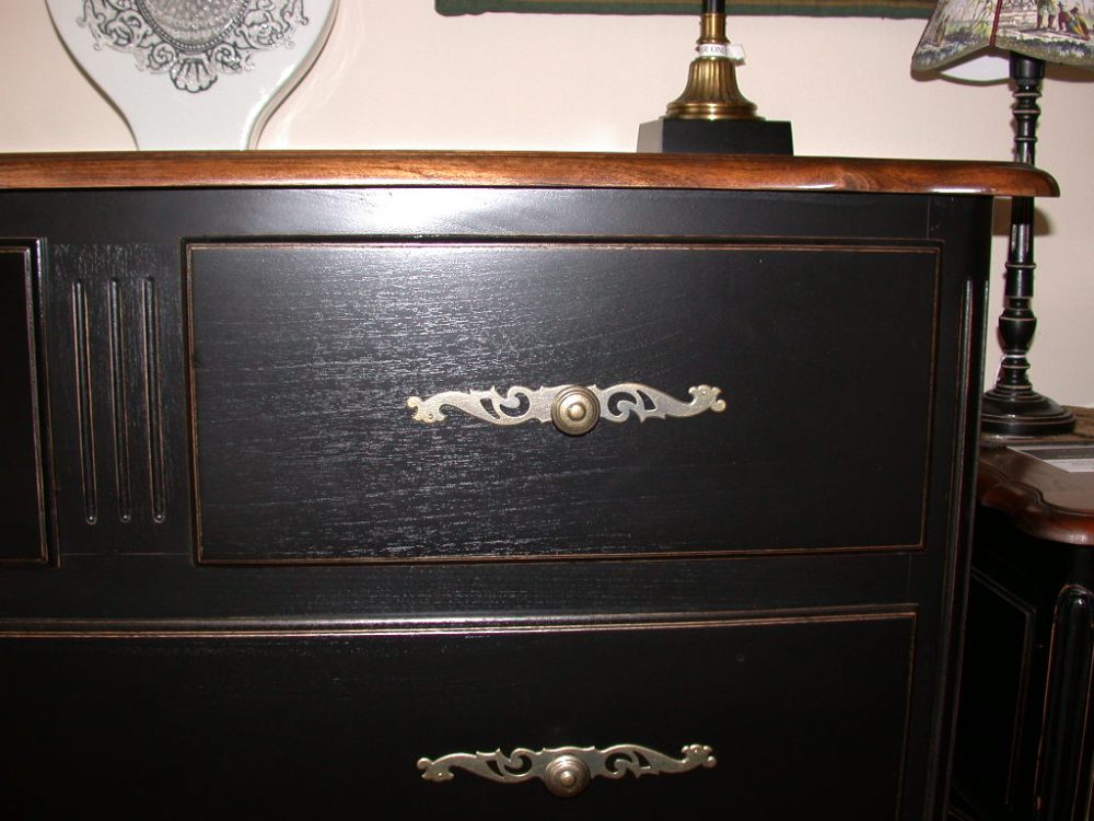 french-provincial-louis-xv-style-chest-black-detail3